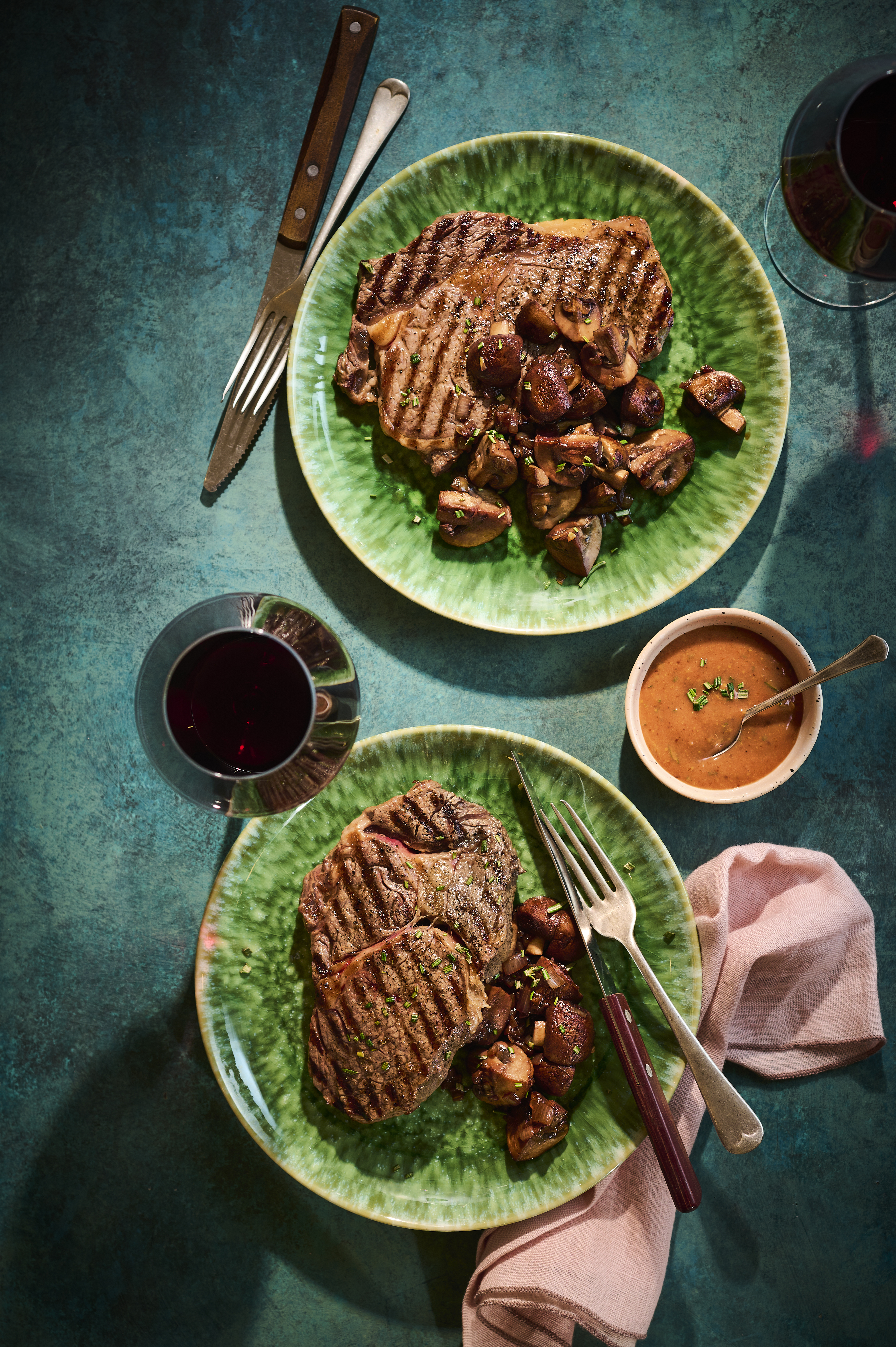 Geroosterde ribeye met kastanjechampignons en rozemarijnsaus