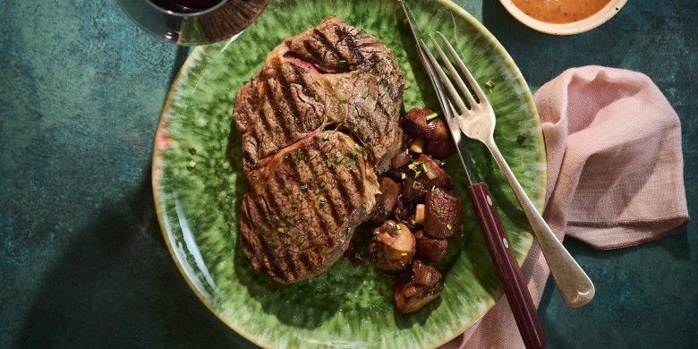 Geroosterde ribeye met kastanjechampignons en rozemarijnsaus 