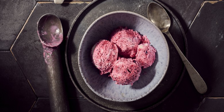 Bosvruchtenijs met vanille en kaneel 