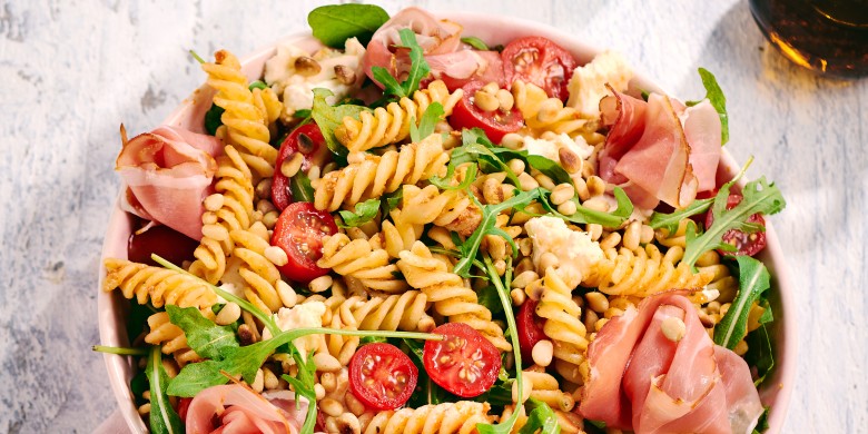 Fusilli-salade met rauwe ham en mozzarella 