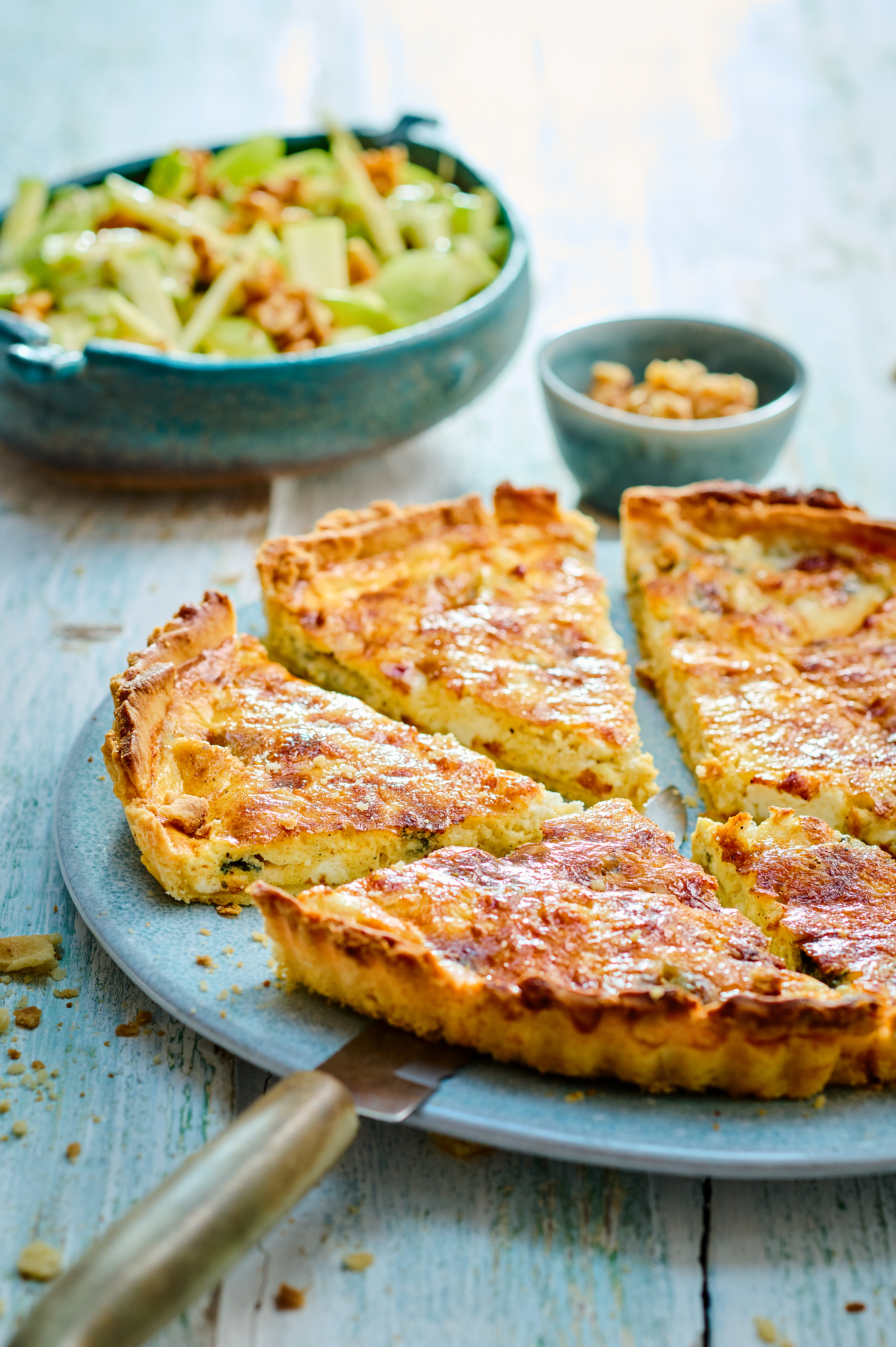 Driekazen-quiche met waldorfsalade