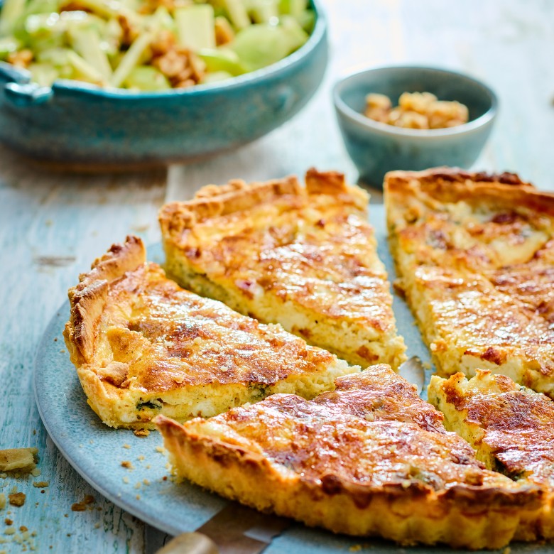 Driekazen-quiche met waldorfsalade