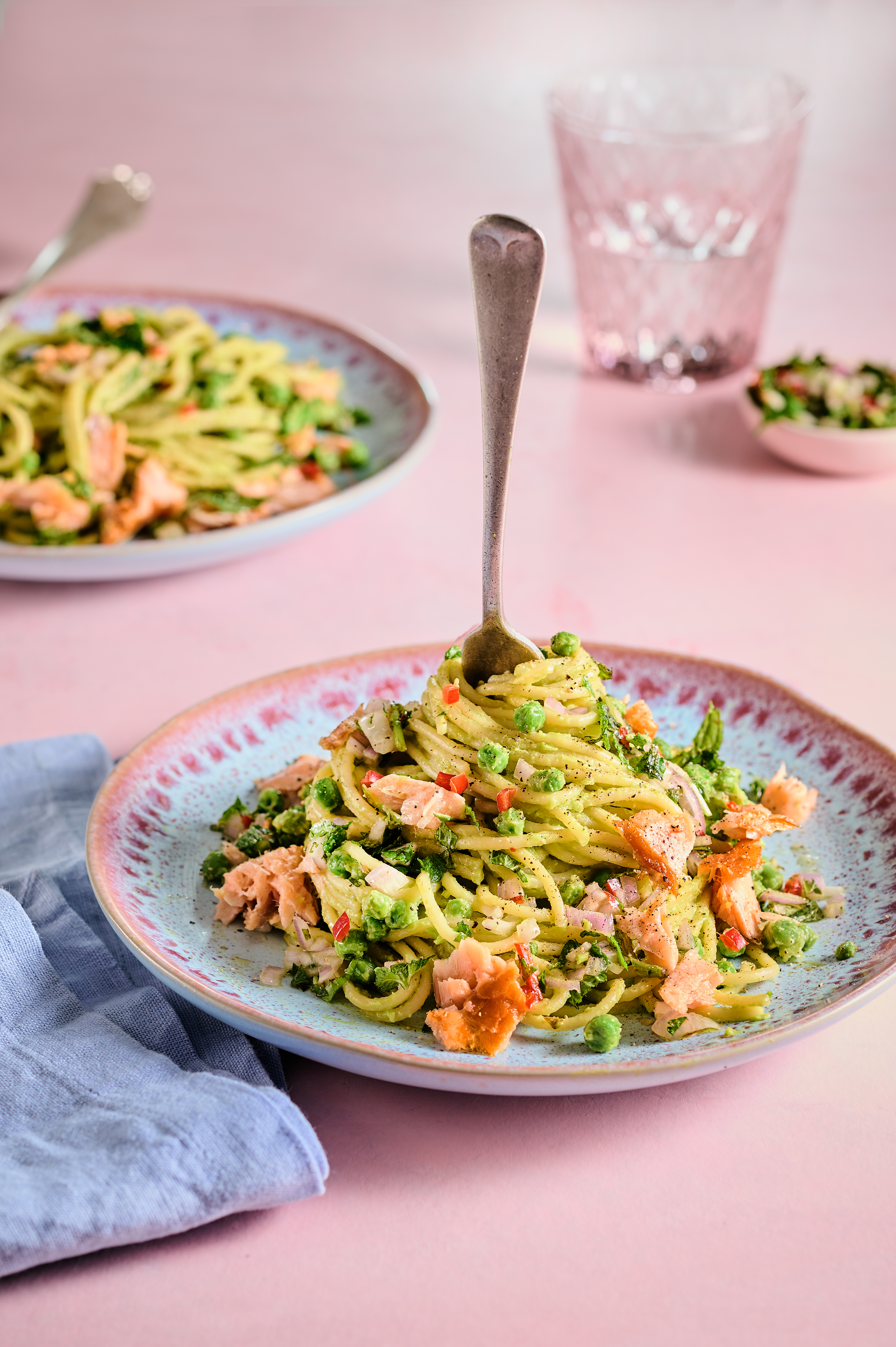 Avocado-doperwtenpasta met muntsalsa en warmgerookte zalm