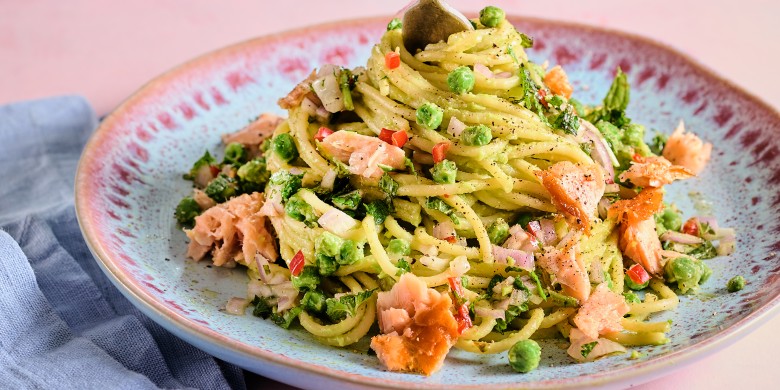Avocado-doperwtenpasta met muntsalsa en warmgerookte zalm 