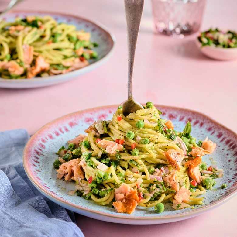 Avocado-doperwtenpasta met muntsalsa en warmgerookte zalm