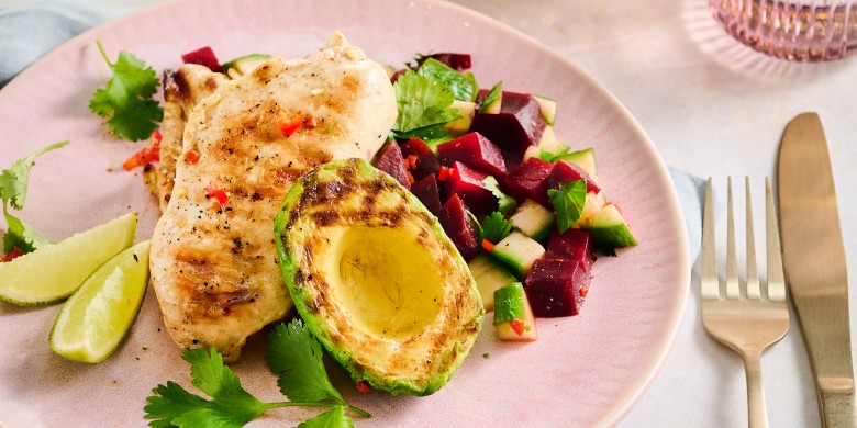 Gegrilde avocado en kip met bietensalsa 