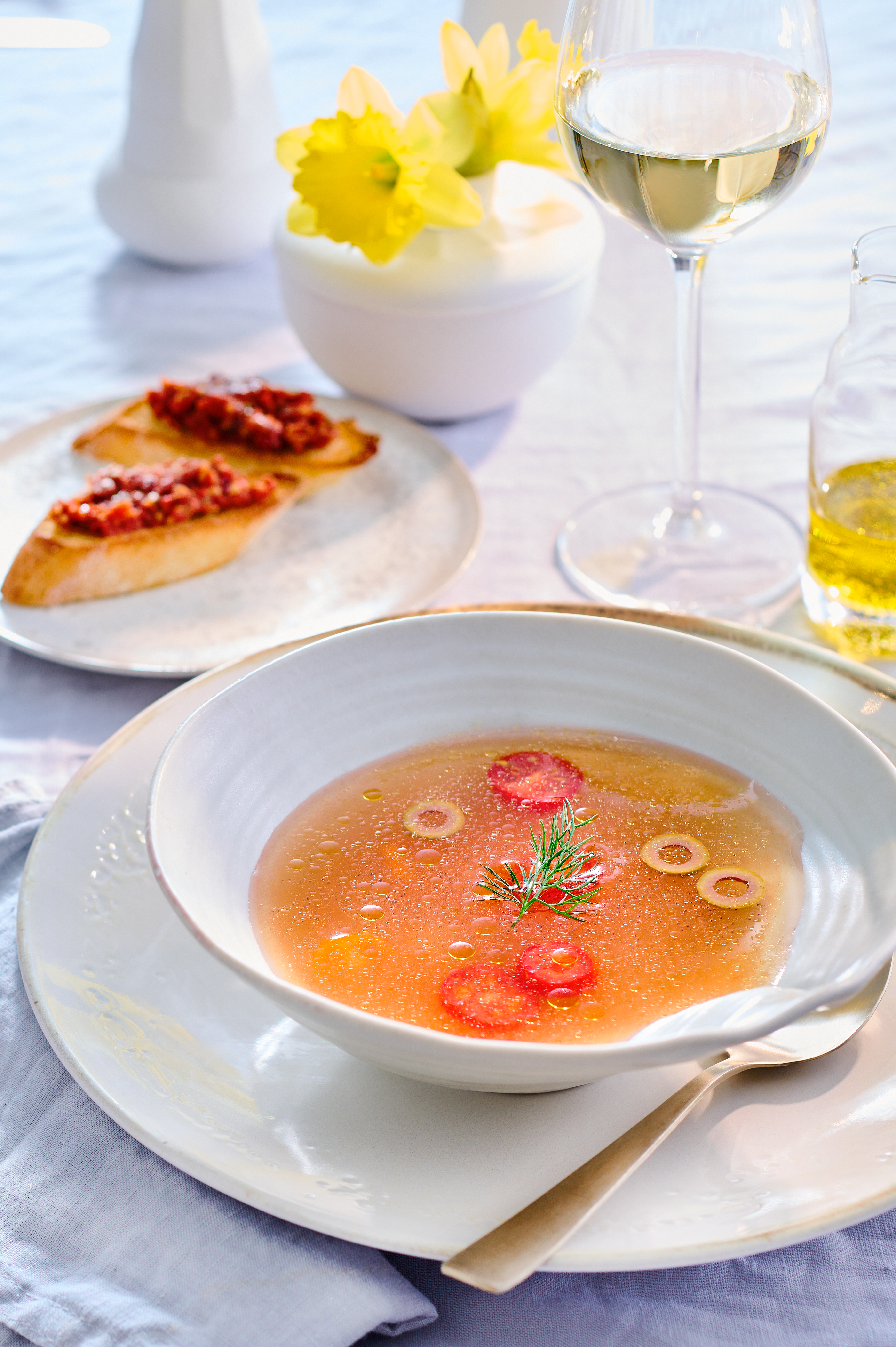 Tomatenconsommé met tomatenbroodje