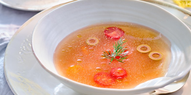 Tomatenconsommé met tomatenbroodje 