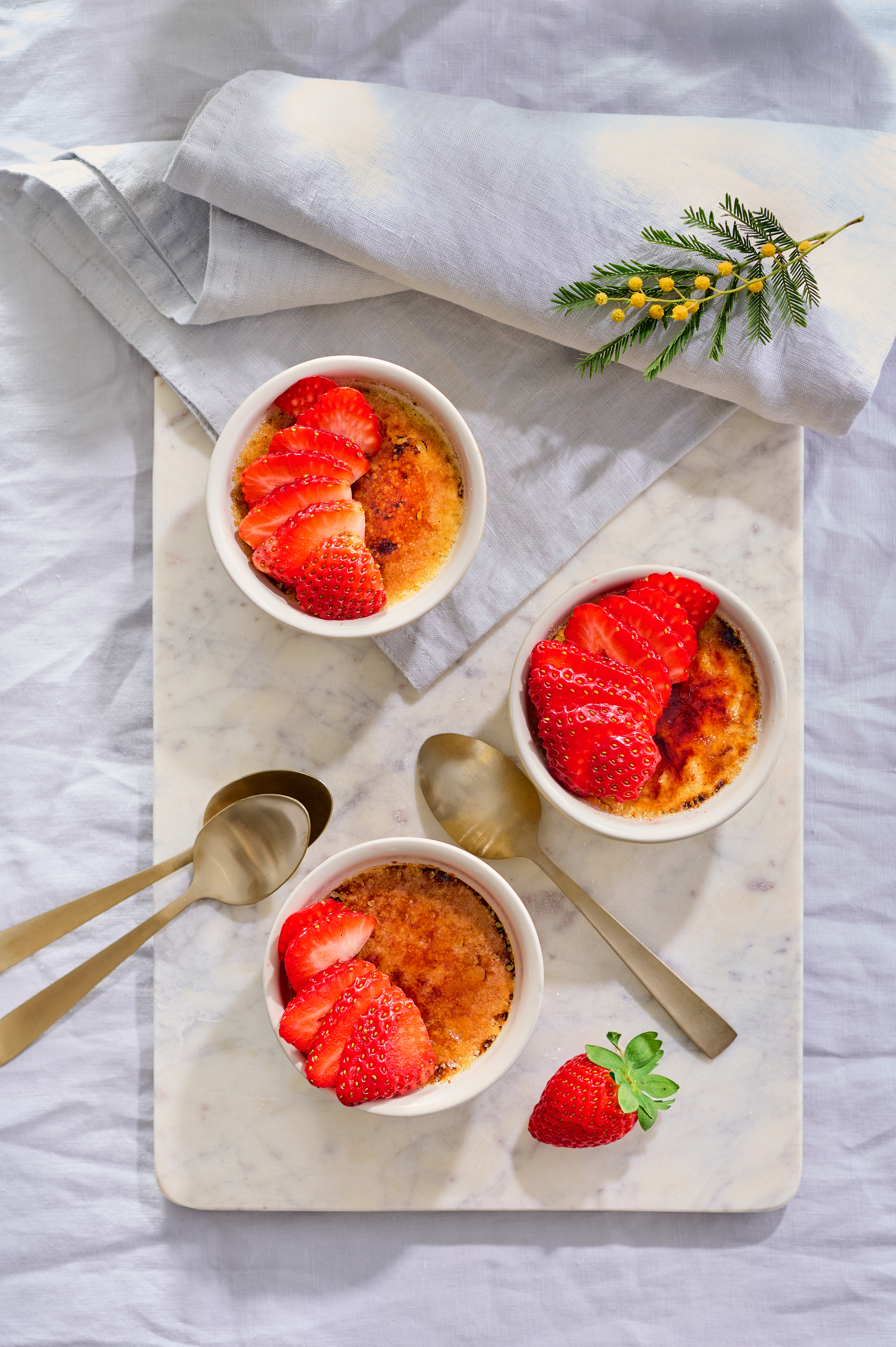 Witte-chocolade crème brûlée met aardbeien