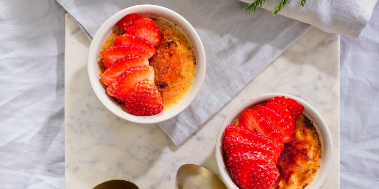 Witte-chocolade crème brûlée met aardbeien 