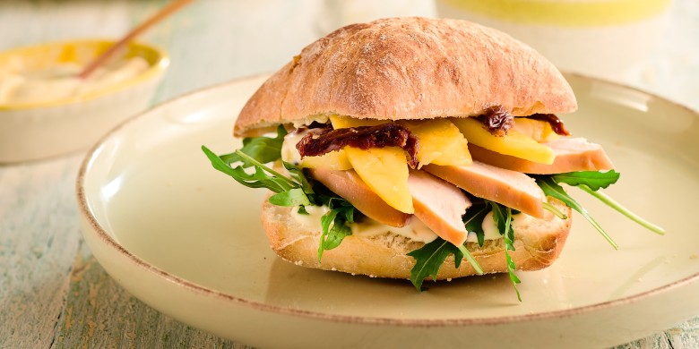 Ciabatta met gerookte kip en mango 