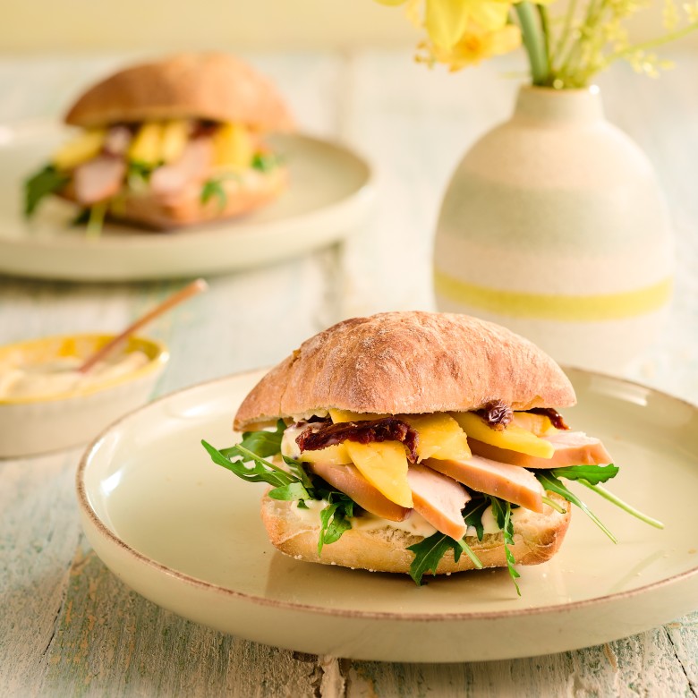Ciabatta met gerookte kip en mango