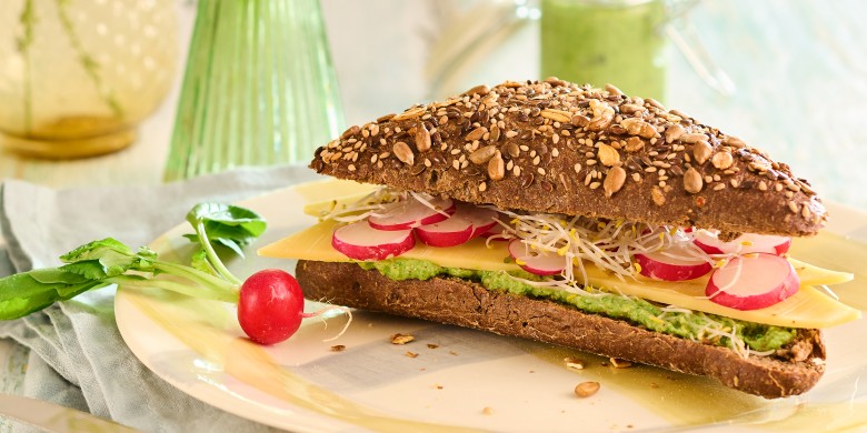 Triangel oude kaas met radijs-hazelnootpesto 