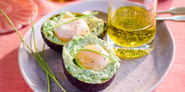 Gevulde avocado met gepocheerd ei 