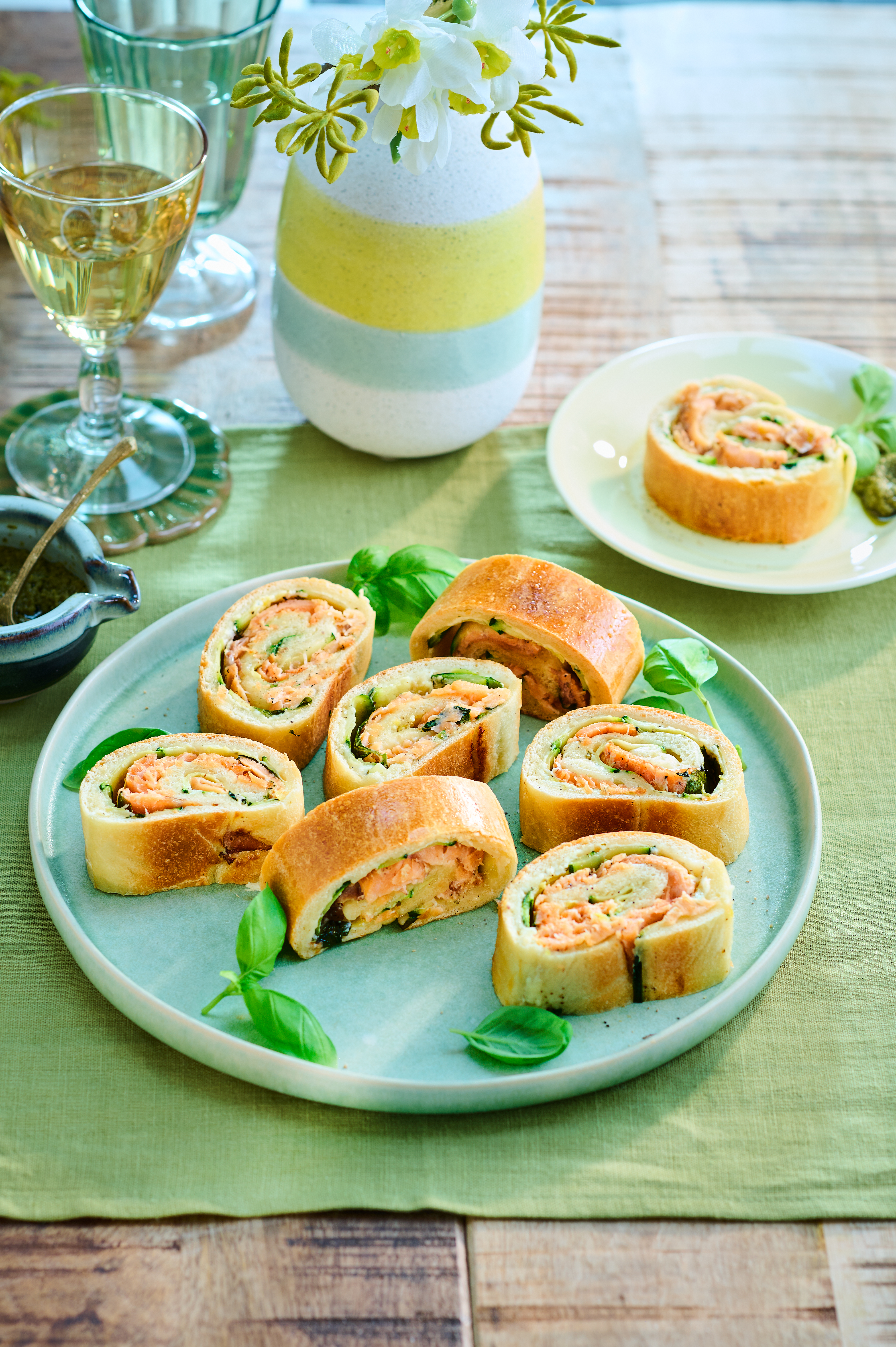 Pizzahapjes met zalm en courgette