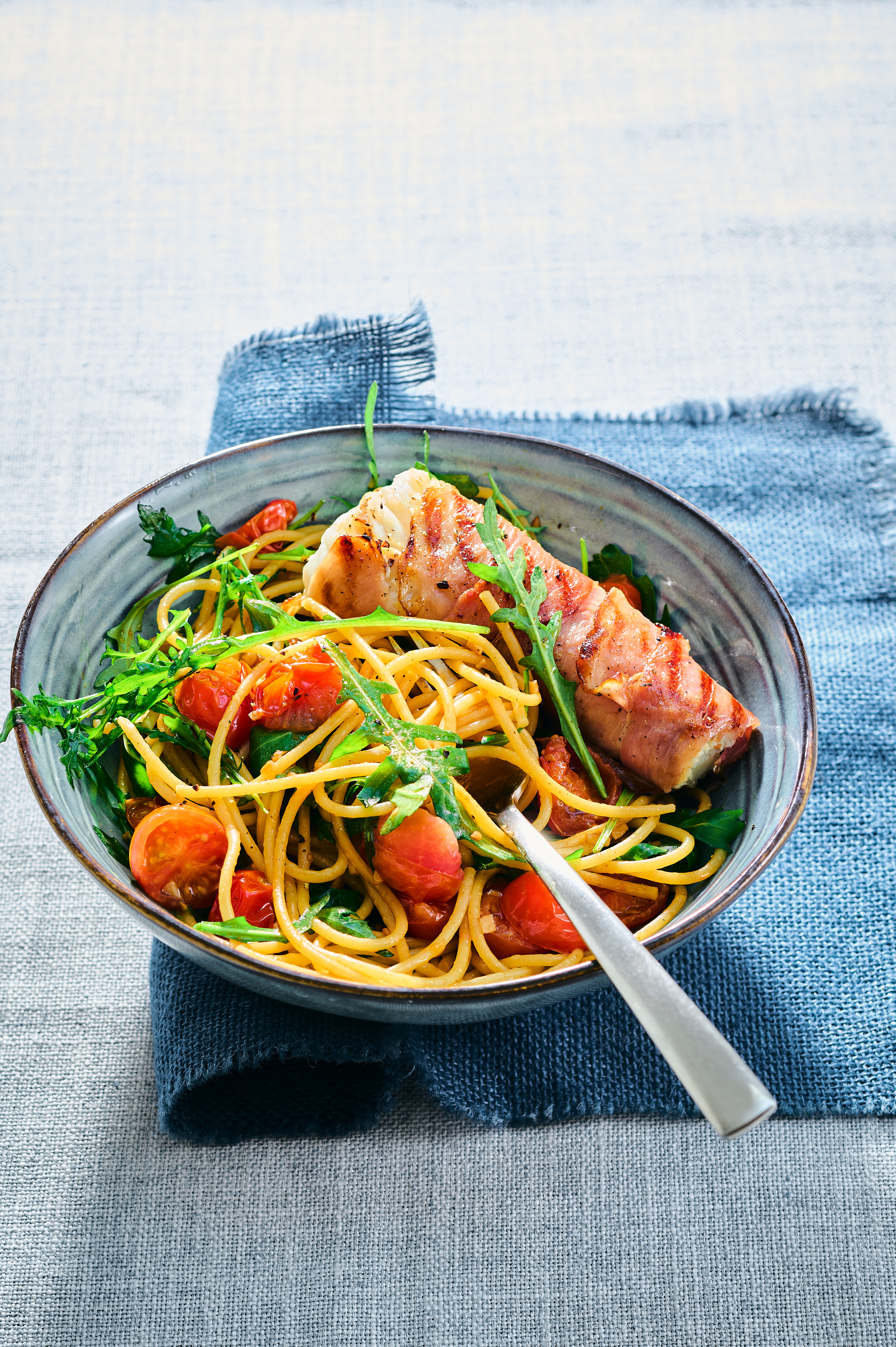 Gegrilde kabeljauw met rauwe ham, tomaatjes en spaghetti