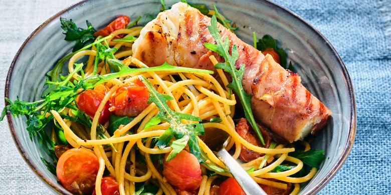 Gegrilde kabeljauw met rauwe ham, tomaatjes en spaghetti