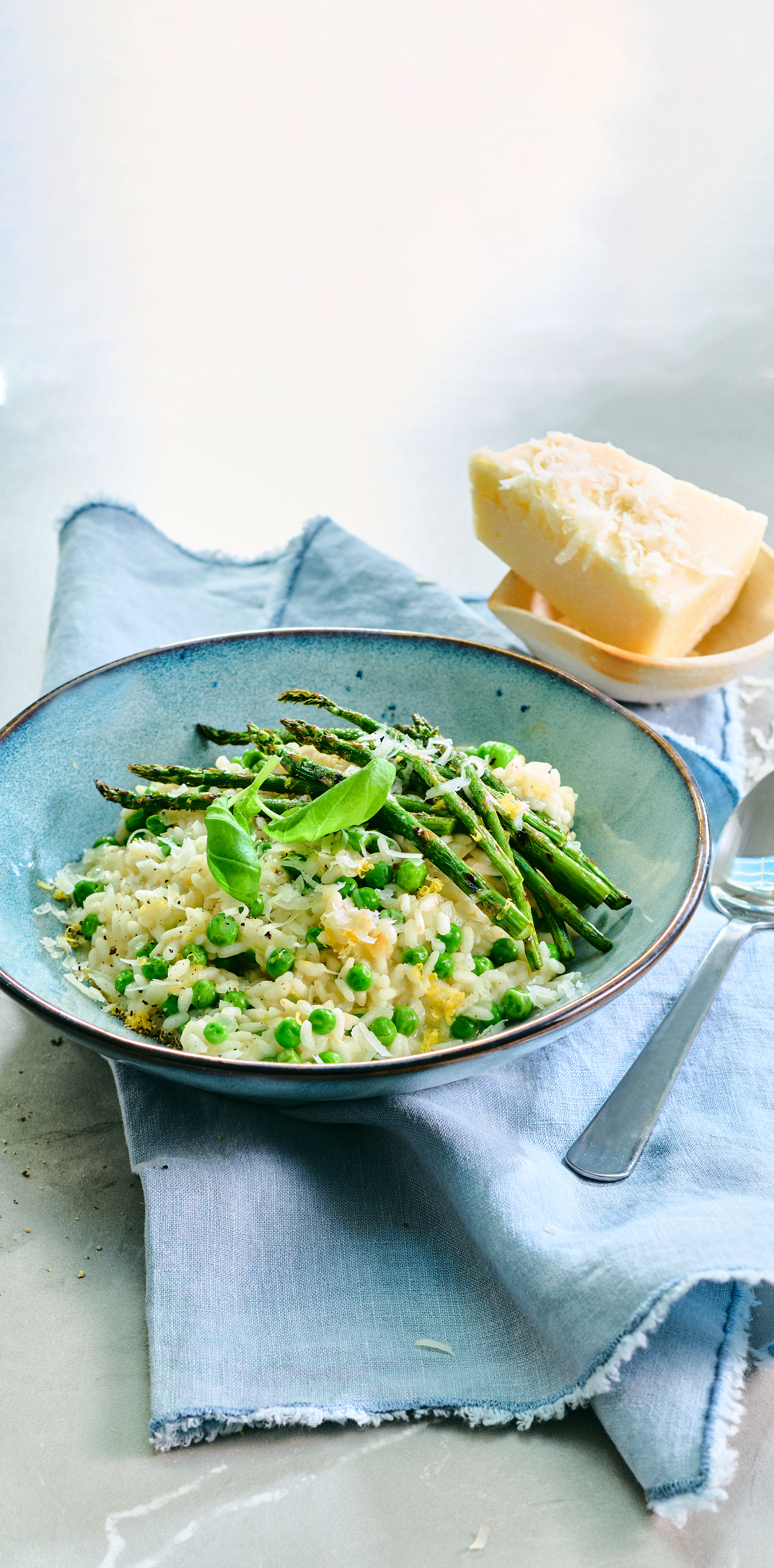 Risotto met doperwten en gegrilde asperges