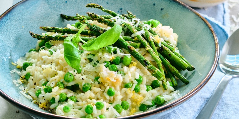 Risotto met doperwten en gegrilde asperges