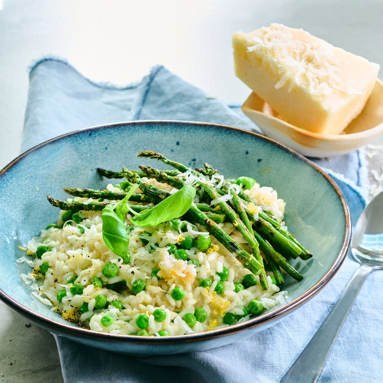 Risotto met doperwten en gegrilde asperges