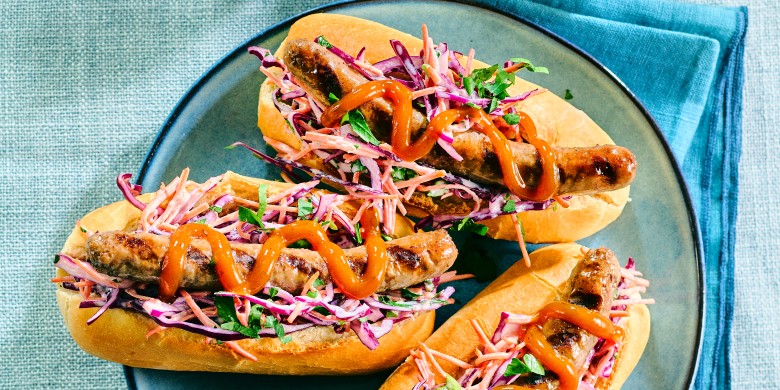 Gegrilde merguez-hotdogs met coleslaw