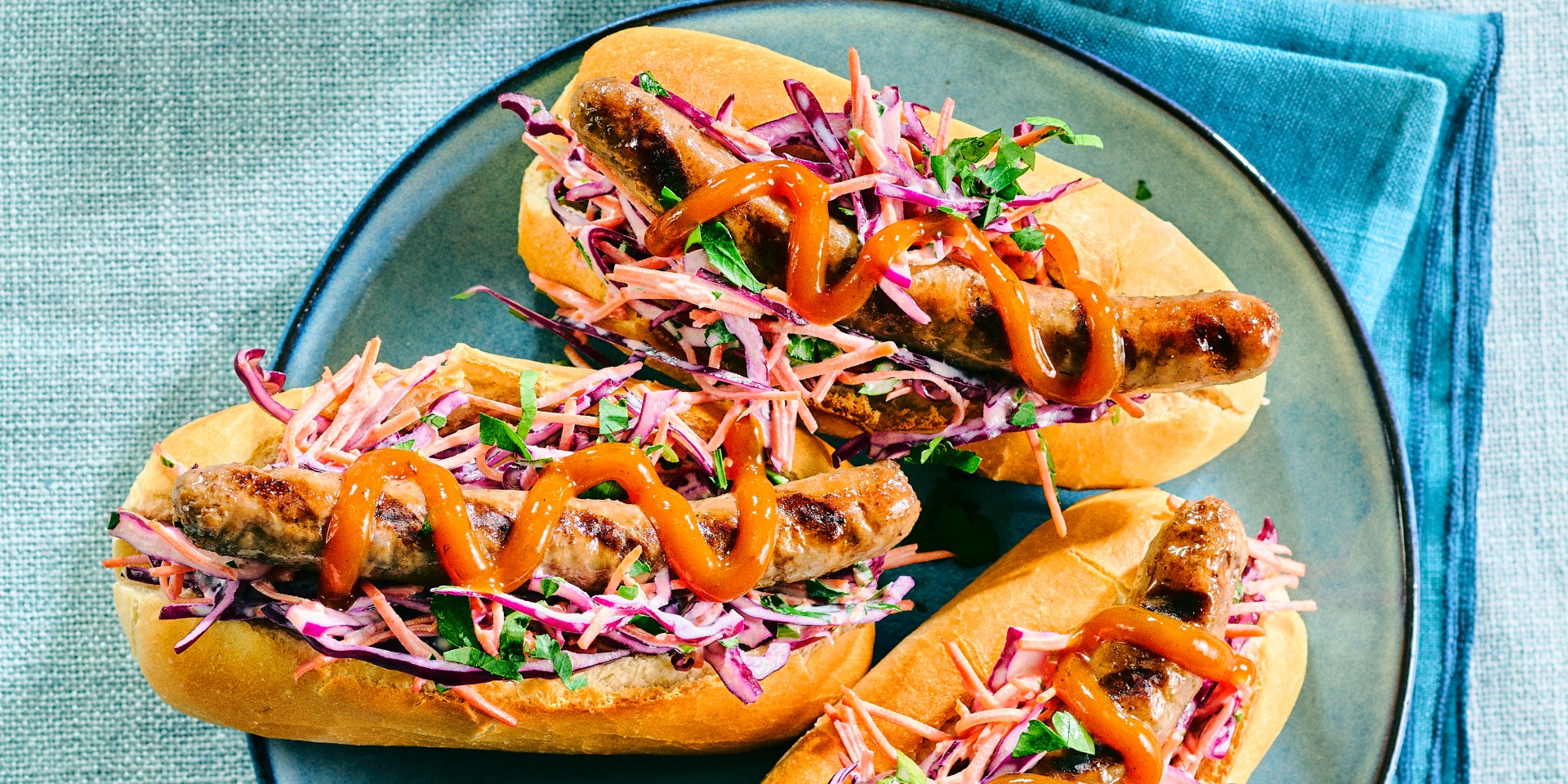 Gegrilde merguez-hotdogs met coleslaw