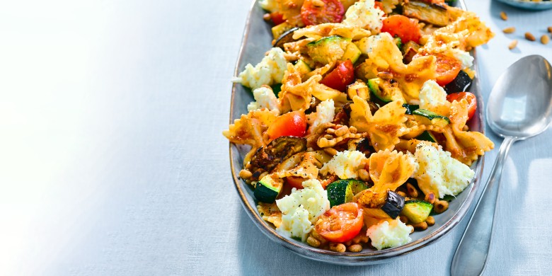 Pastasalade met gegrilde groenten en mozzarella