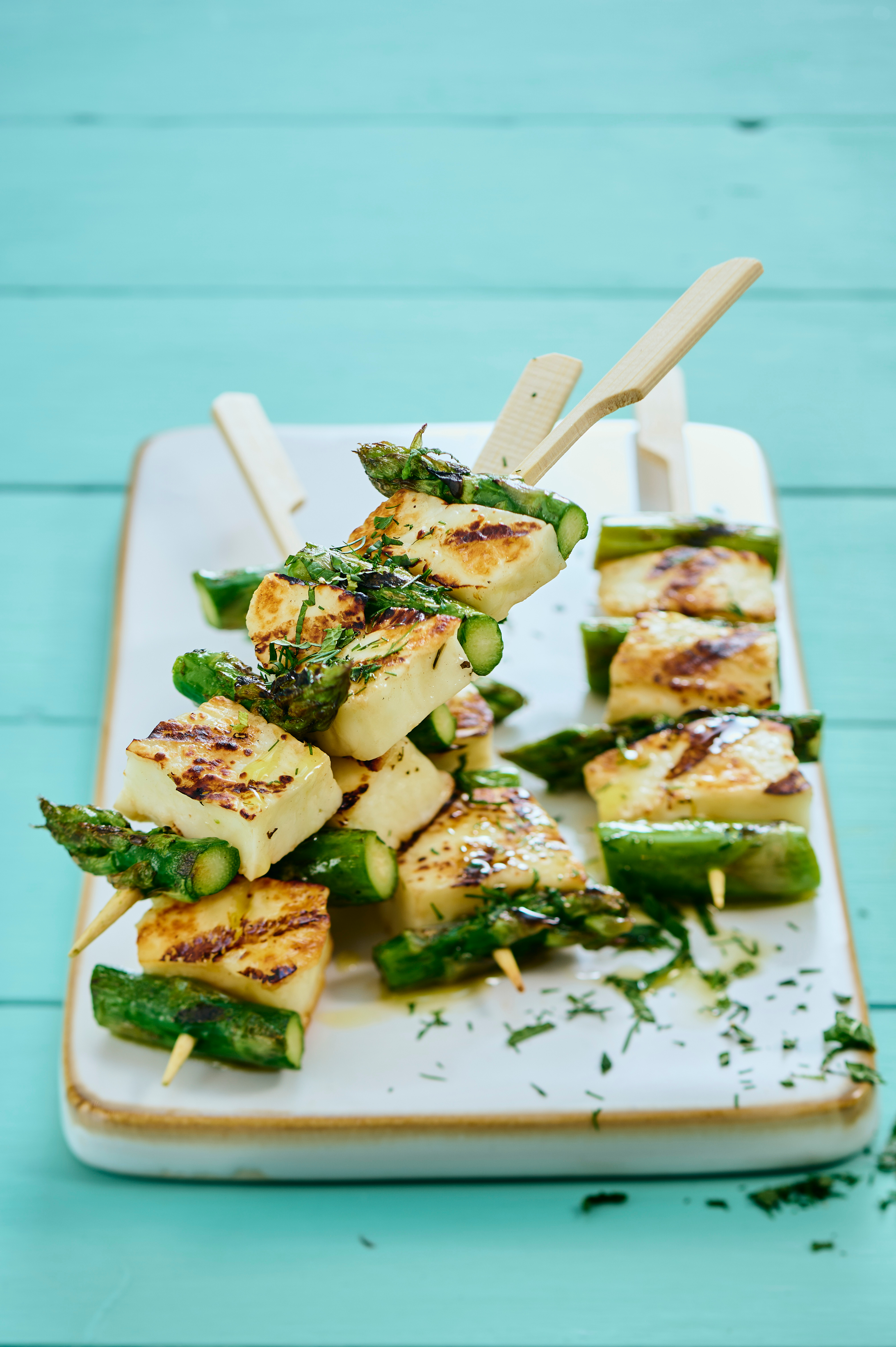 Aspergespiesjes met halloumi