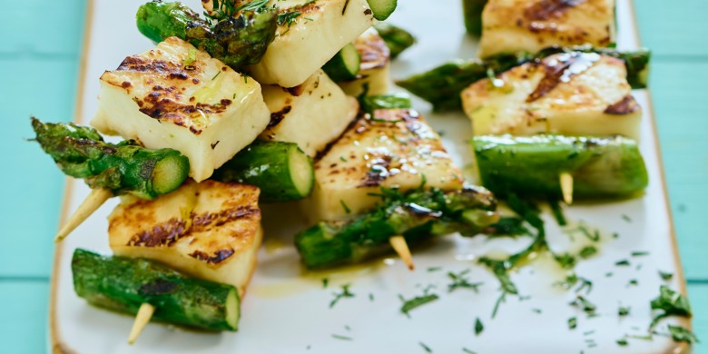 Aspergespiesjes met halloumi