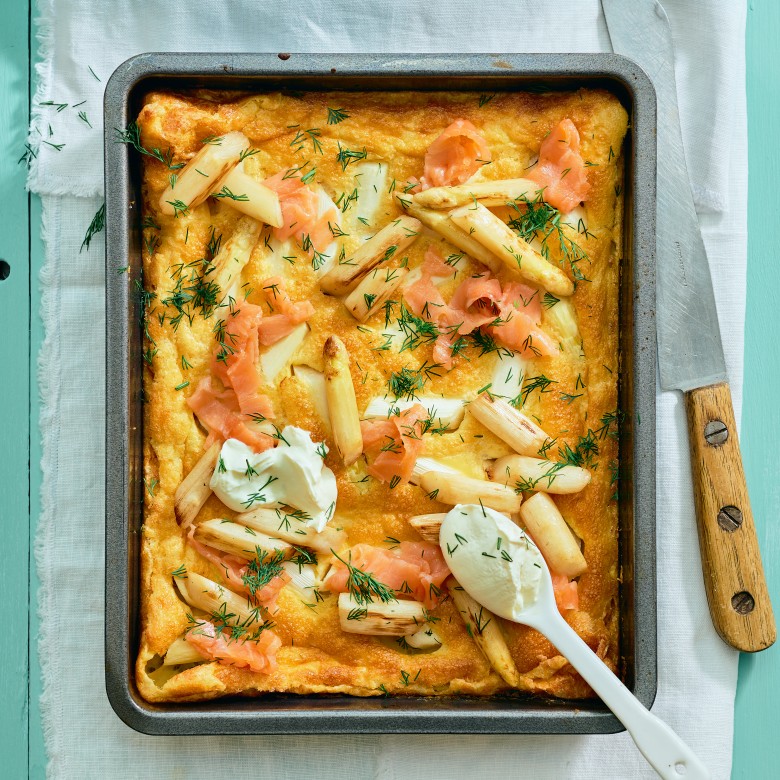 Dutch baby met asperges en gerookte zalm