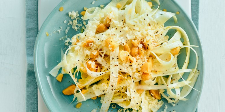 Witte asperge-salade met macadamia