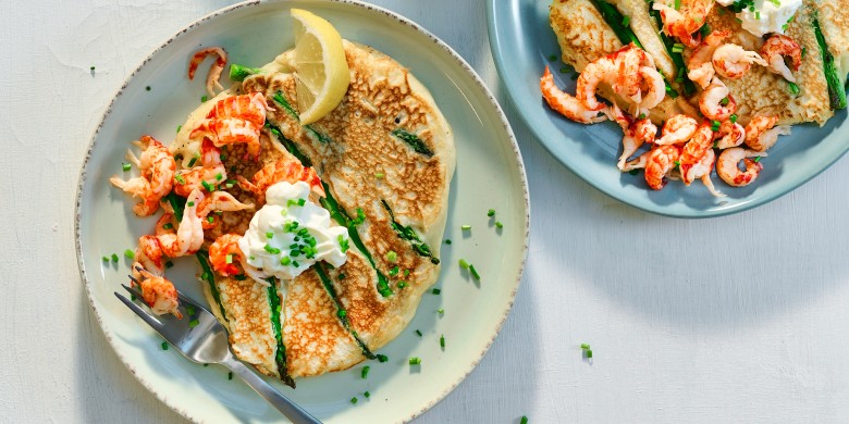 Aspergepannenkoekjes met rivierkreeftjes en zure room