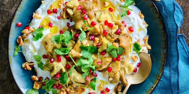 Aubergine met knoflookyoghurt en granaatappel