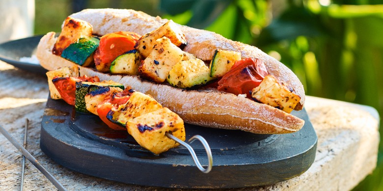 Spies van gemarineerde halloumi, courgette en tomaat