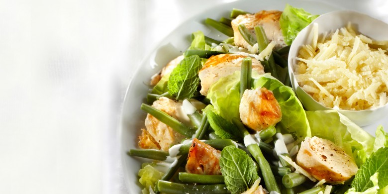 Kropsla met gegrilde kip en munt