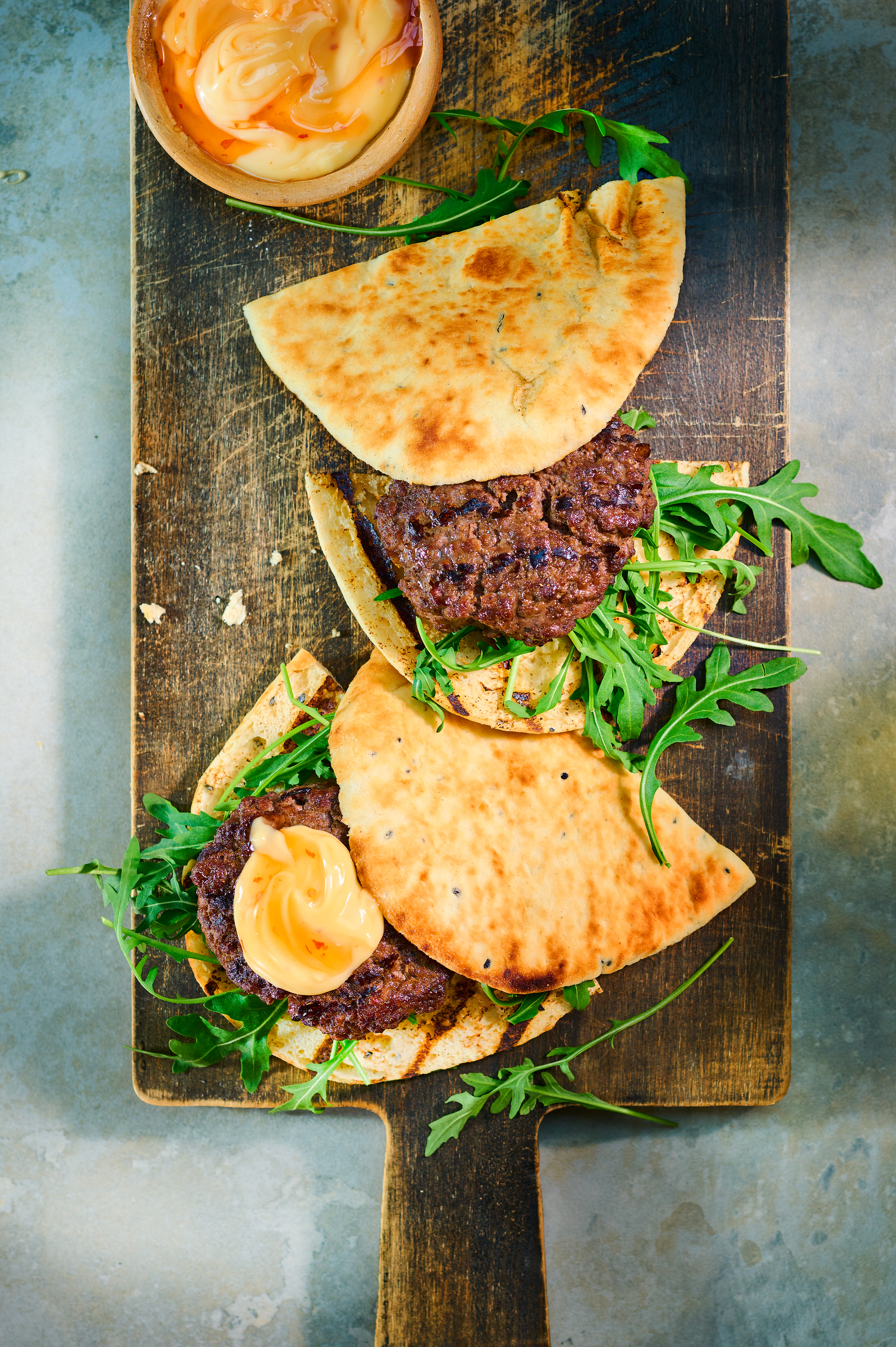 Oosterse runderburger met naanbrood