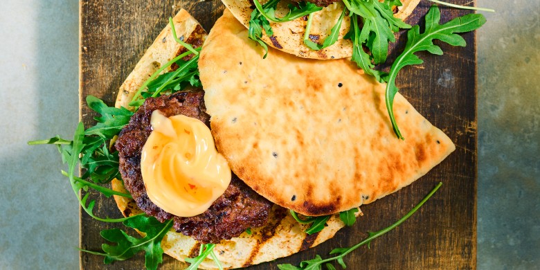 Oosterse runderburger met naanbrood