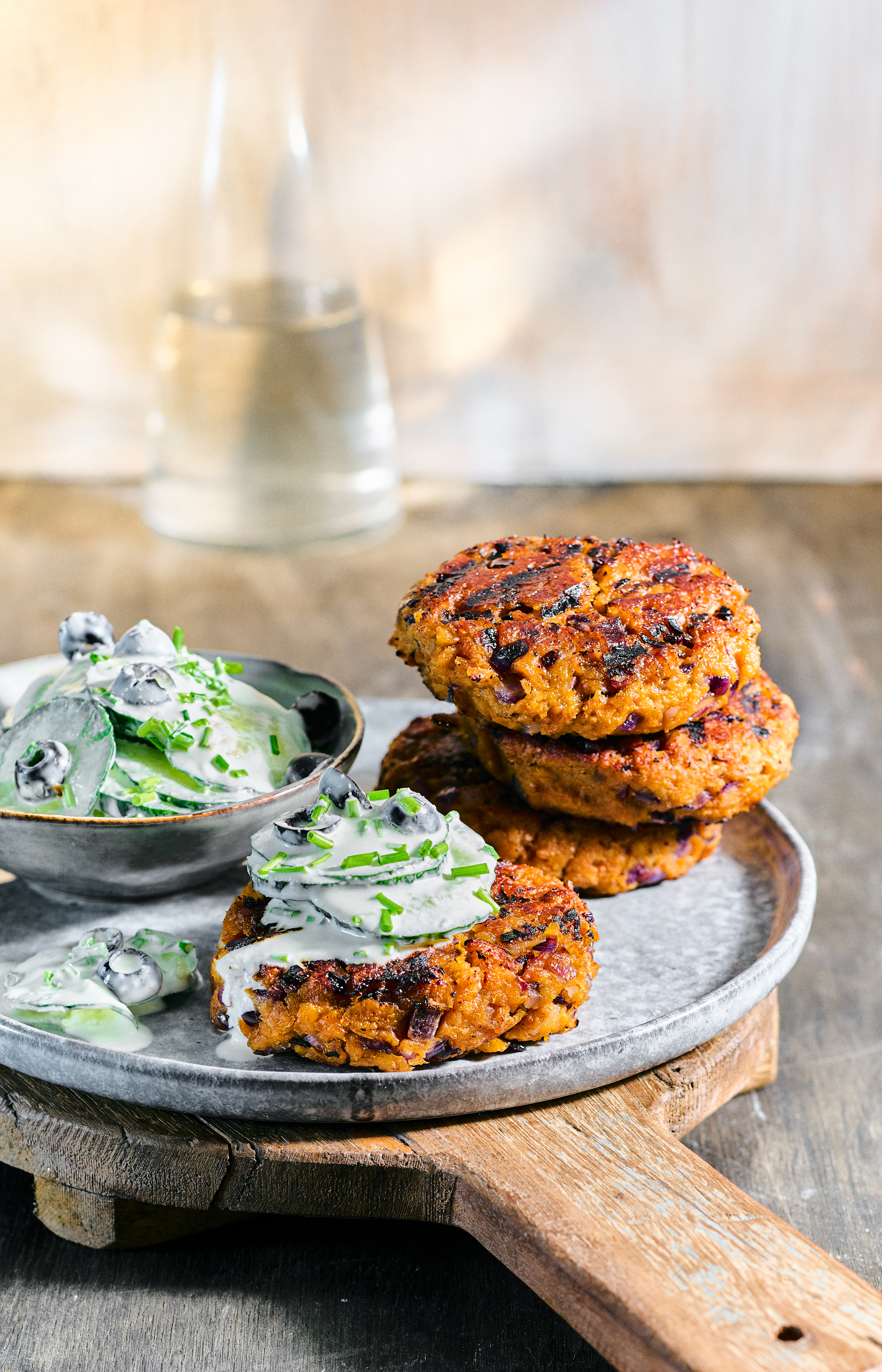 Vegaburger met komkommersalade