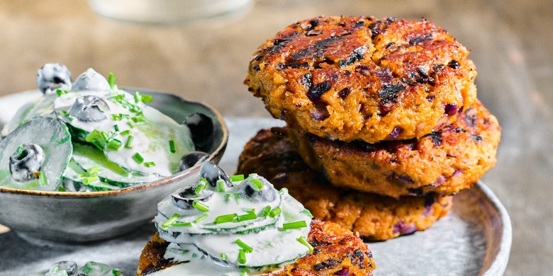 Vegaburger met komkommersalade