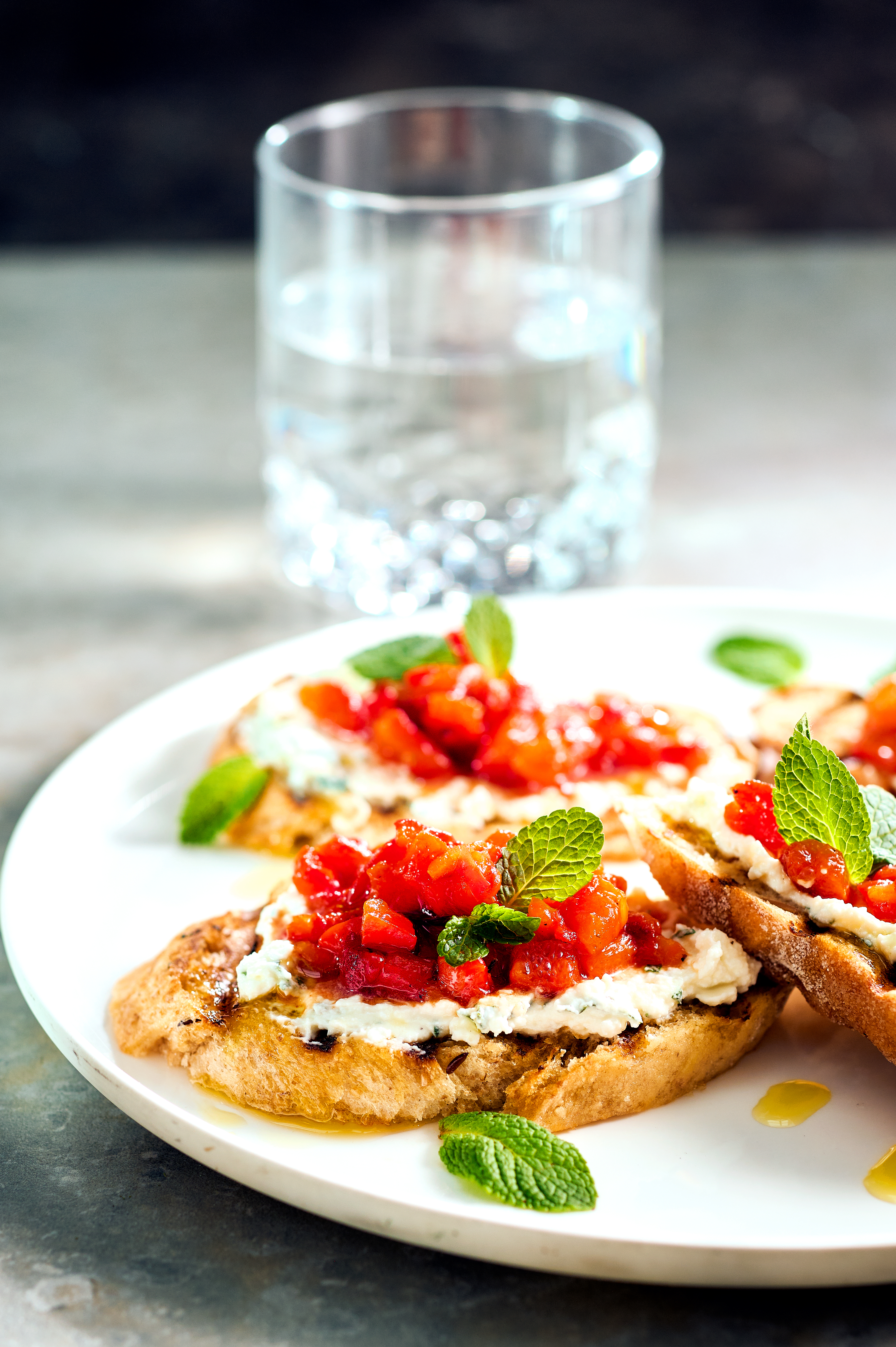 Bruschetta met geroosterde paprika en fetaroom