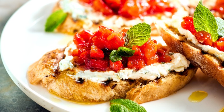 Bruschetta met geroosterde paprika en fetaroom