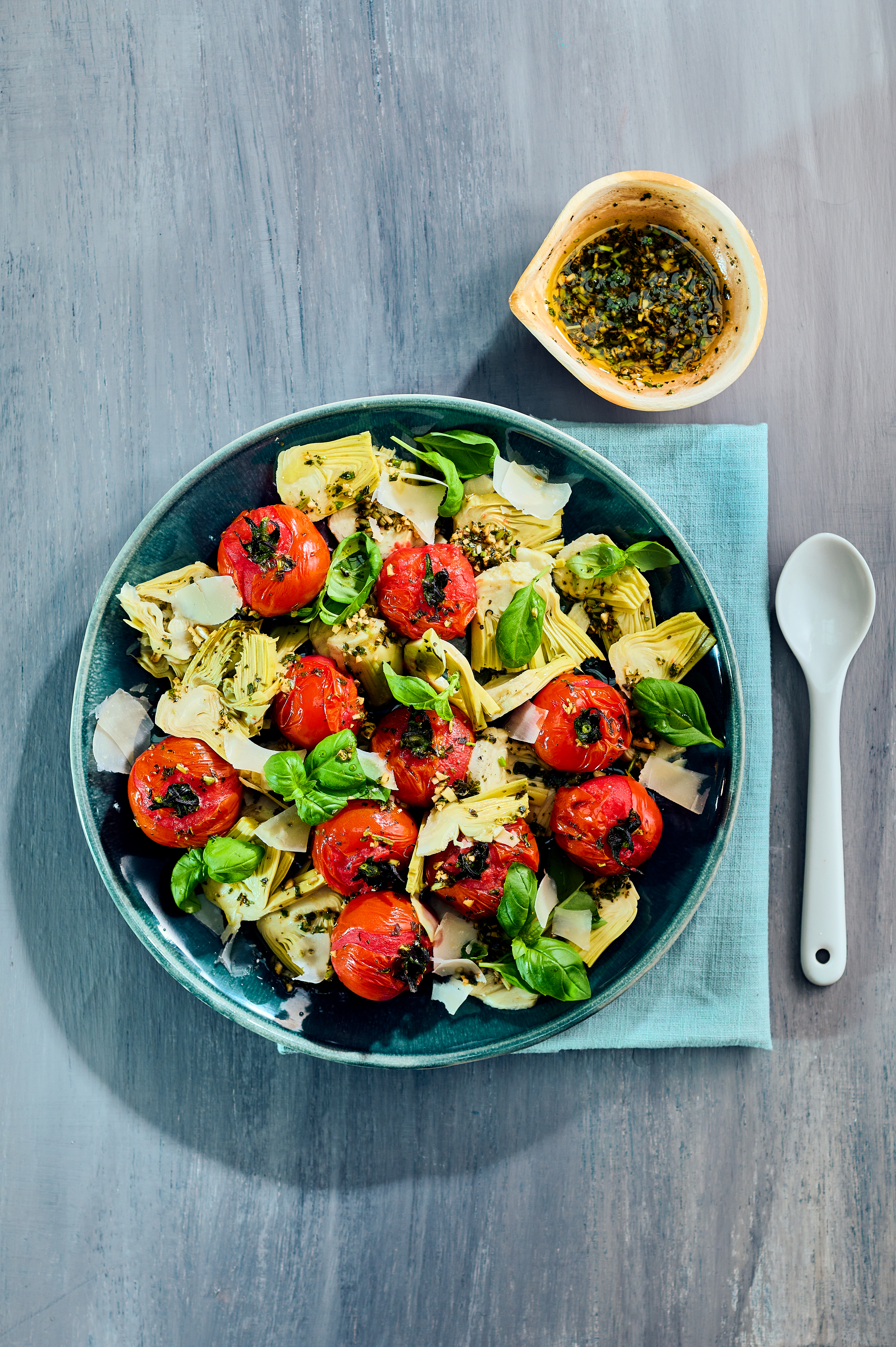 Lauwwarme salade van artisjok met geroosterde tomaatjes