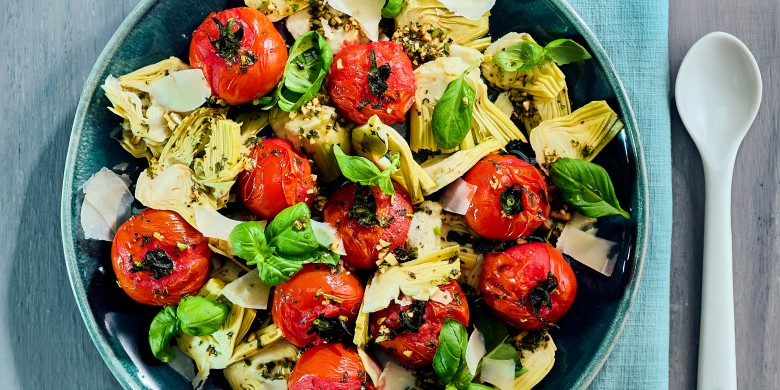Lauwwarme salade van artisjok met geroosterde tomaatjes