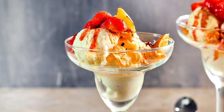 IJscoupe met geroosterd fruit en amandelkrokant