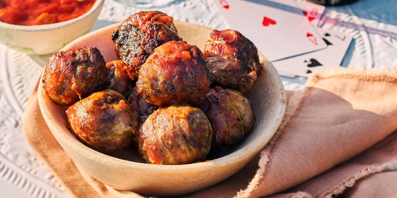 Gehaktballetjes met spek en barbecuesaus