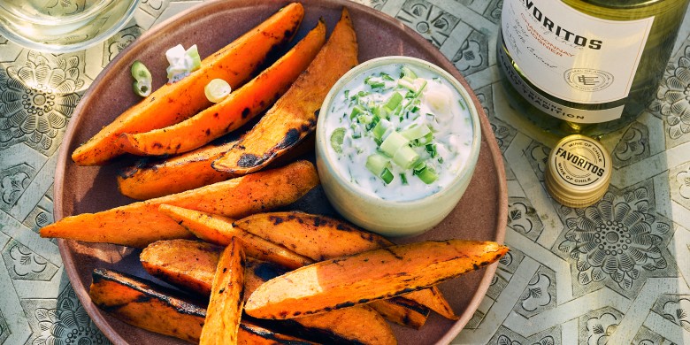 Zoete aardappel-wedges met zure room