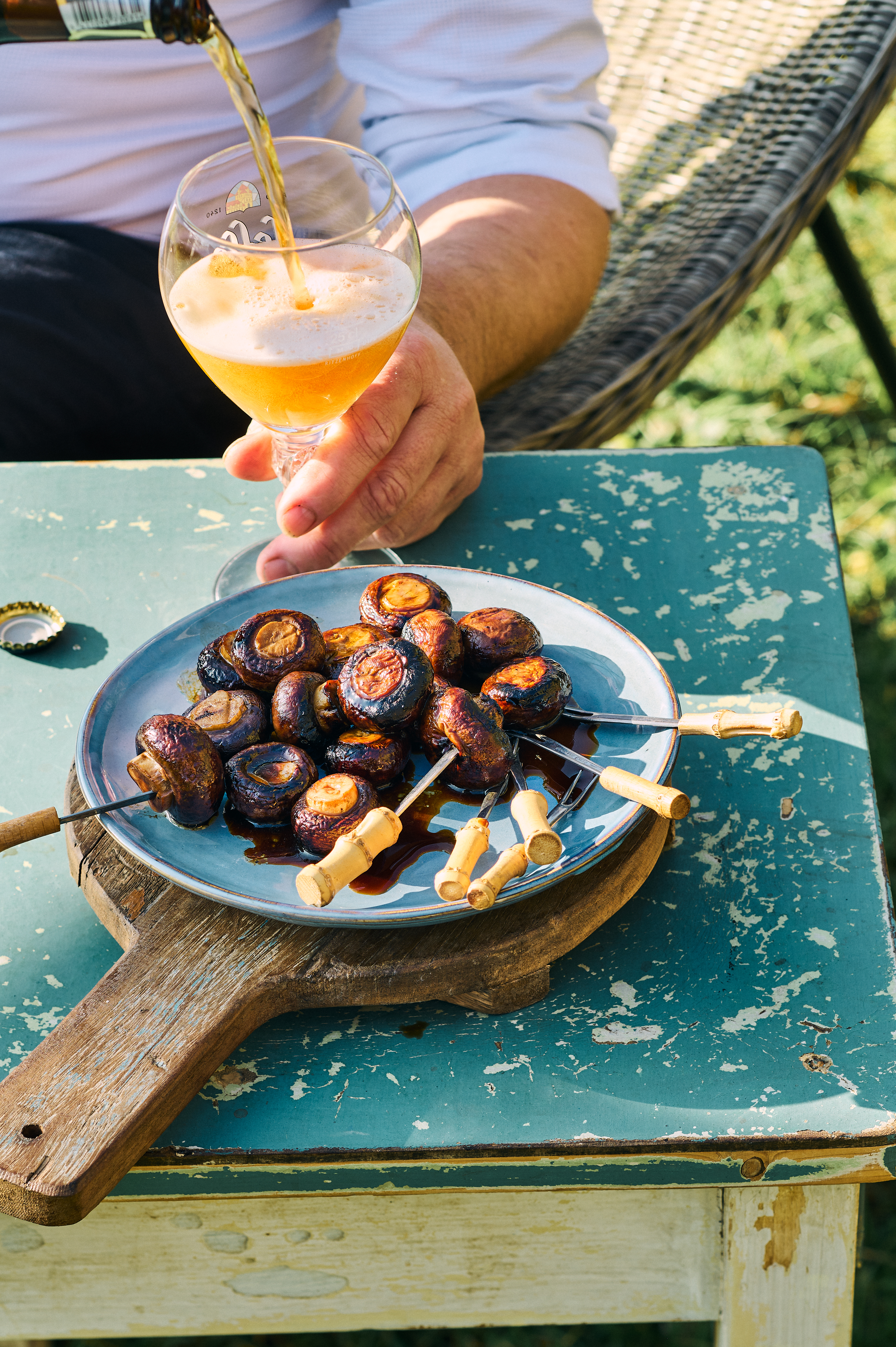 Gemarineerde kastanjechampignons van de barbecue