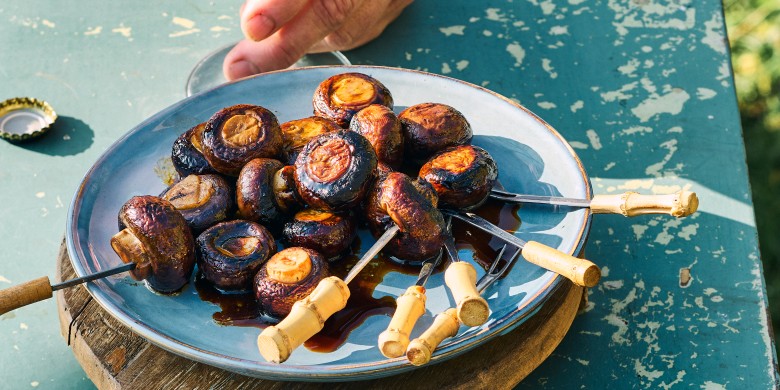 Gemarineerde kastanjechampignons van de barbecue