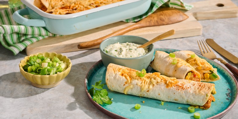 Gegratineerde enchilada's met chili-kip, avocado en zure room-salsa