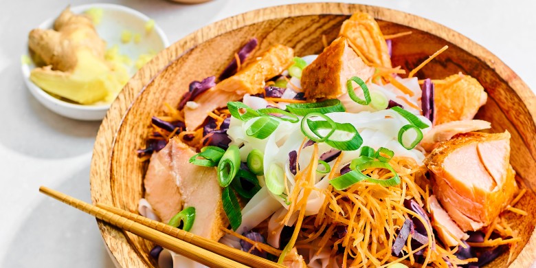 Aziatische noedelsalade met zalm 